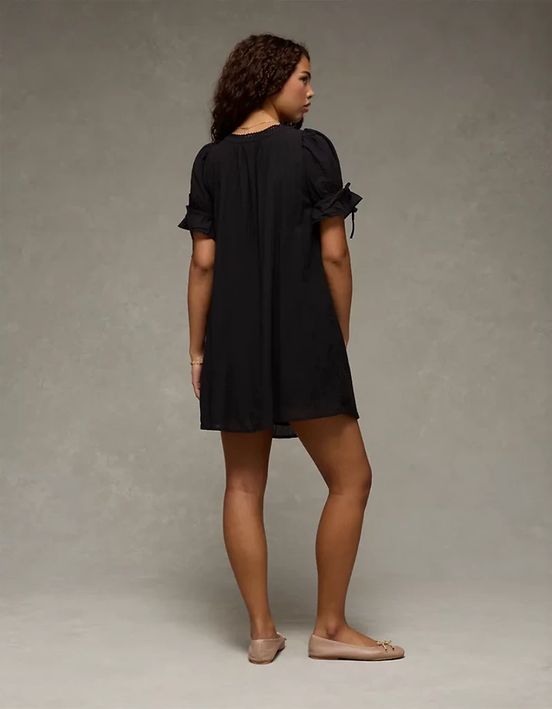 Minirobe nuisette à encolure échancrée et manches bouffantes AE