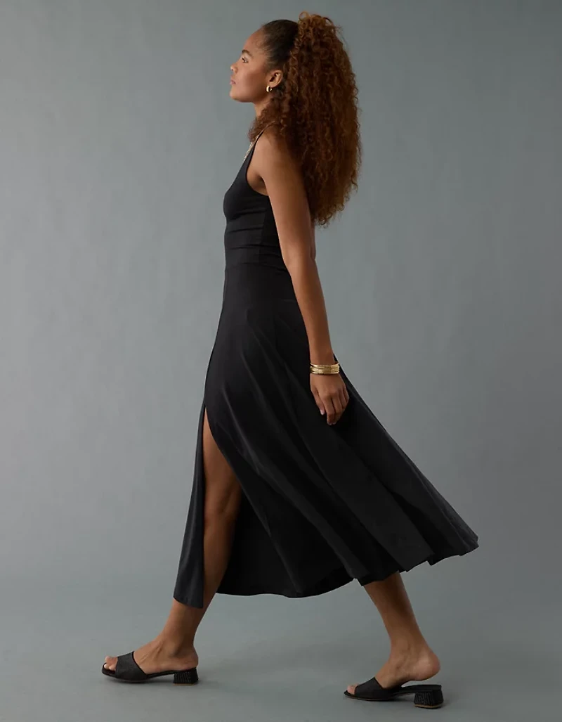 Robe mi-longue à encolure échancrée AE