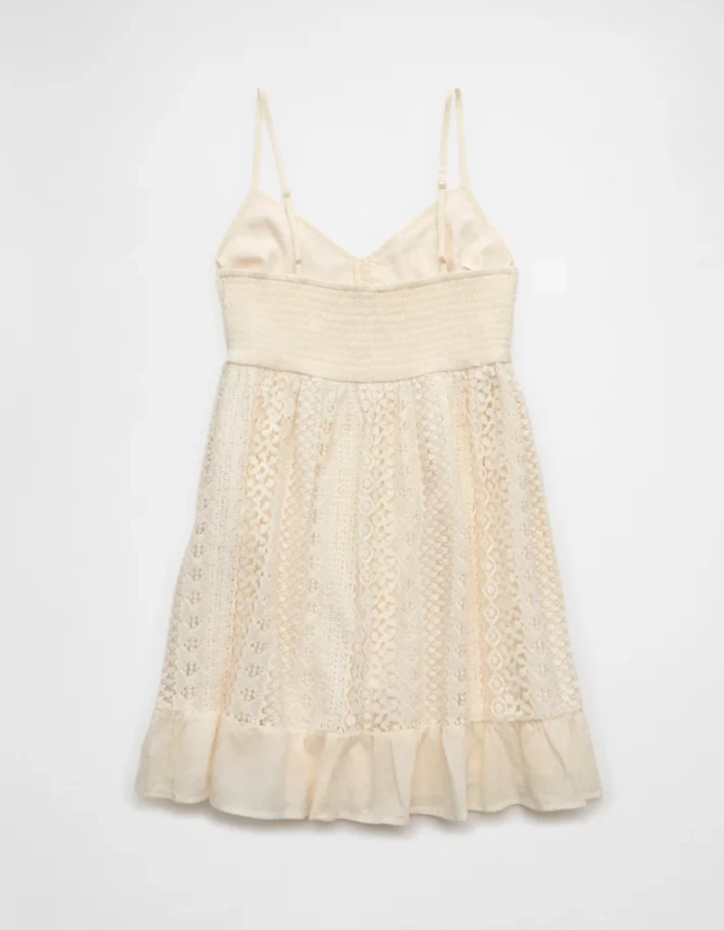 Minirobe à œillets et broderie encolure en V AE