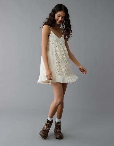 Minirobe à œillets et broderie encolure en V AE