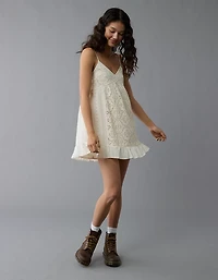 Minirobe à œillets et broderie encolure en V AE
