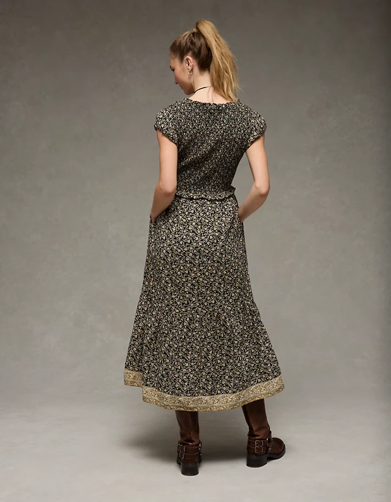 Robe mi-longue à encolure échancrée avec smocks AE