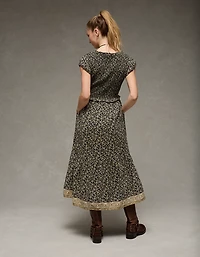 Robe mi-longue à encolure échancrée avec smocks AE