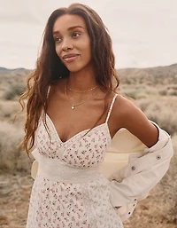 Robe mi-longue à encolure en V et ourlet mouchoir avec incrustation dentelle AE