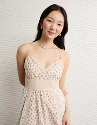 Robe mi-longue à encolure en V et ourlet mouchoir avec incrustation dentelle AE