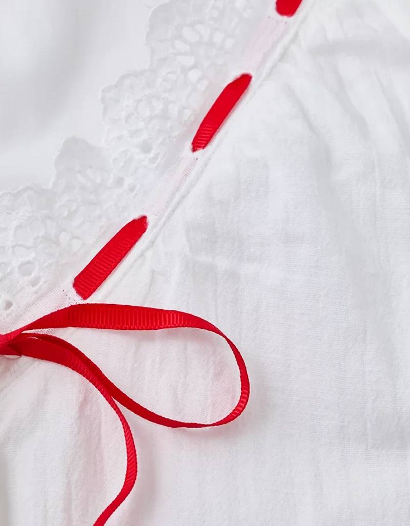 Minirobe boutonnée avec encolure en V et volants AE