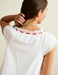 Minirobe boutonnée avec encolure en V et volants AE