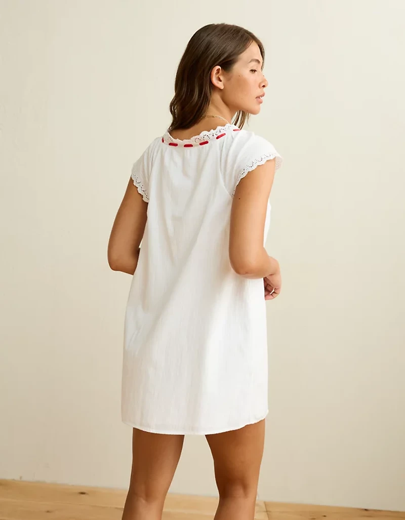 Minirobe boutonnée avec encolure en V et volants AE