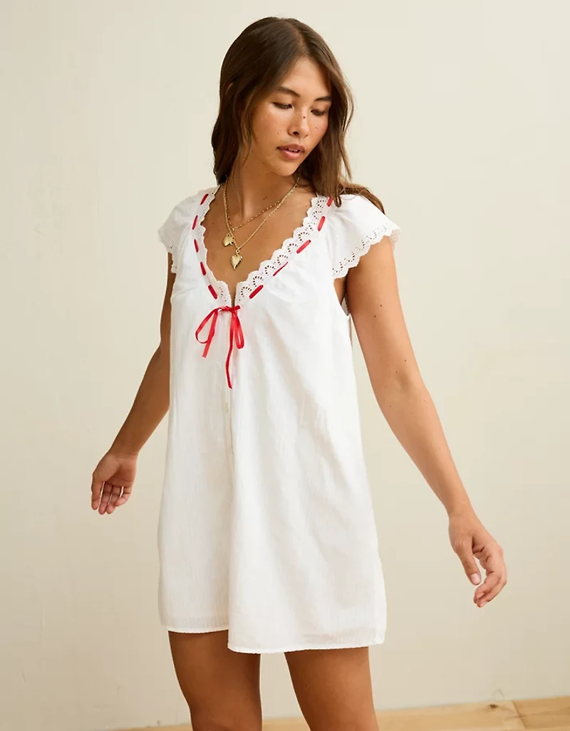Minirobe boutonnée avec encolure en V et volants AE