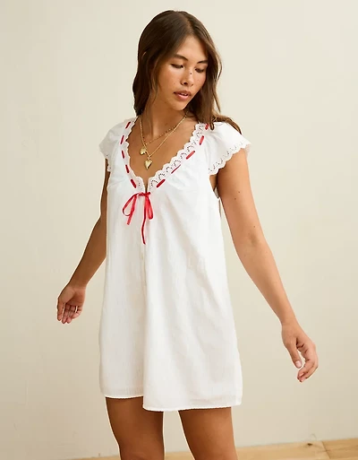 Minirobe boutonnée avec encolure en V et volants AE