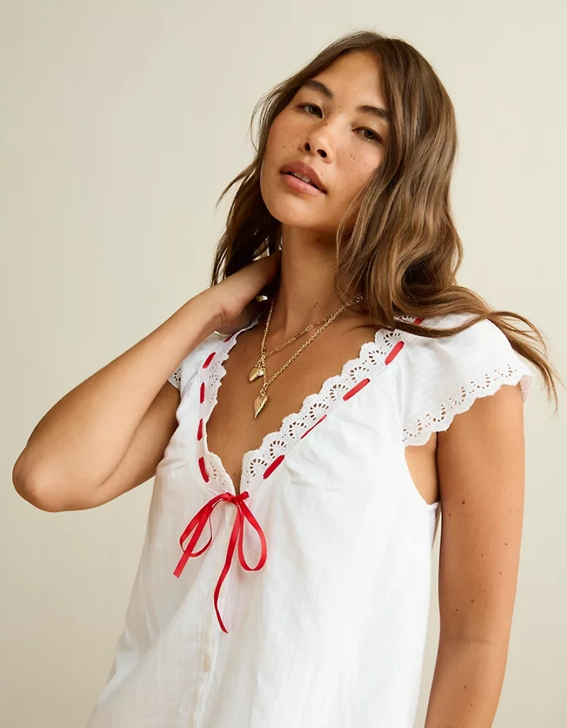 Minirobe boutonnée avec encolure en V et volants AE