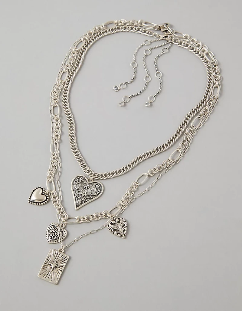 Collier à breloques argentées AE