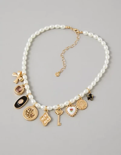 Collier de perles avec breloques AE