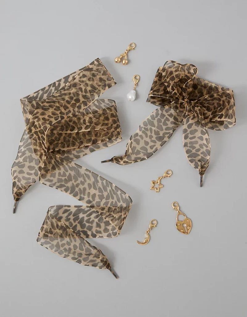 Lot de cinq lacets de chaussures et breloques AEO