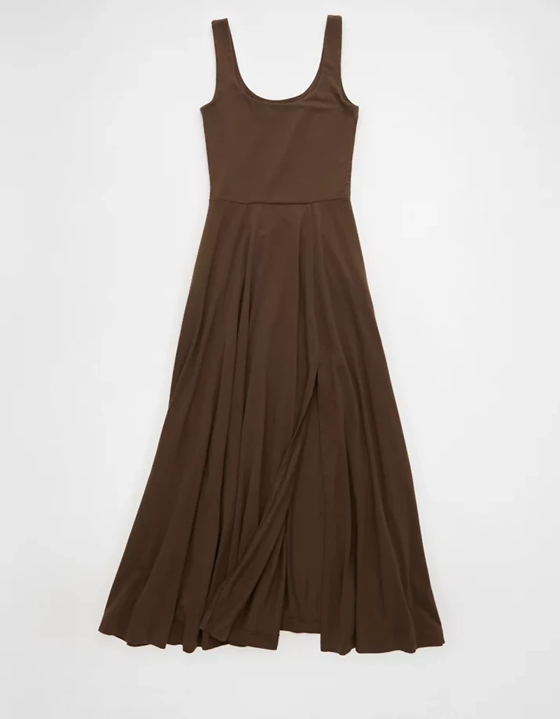 Robe mi-longue à encolure échancrée AE