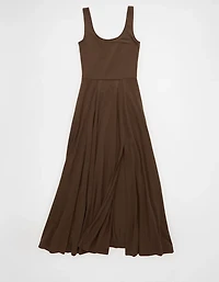 Robe mi-longue à encolure échancrée AE