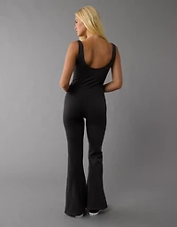 Combinaison-pantalon à jambe évasée et encolure échancrée AE