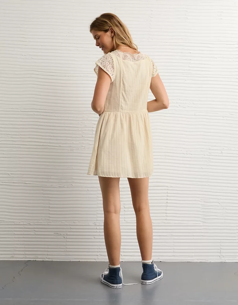 Minirobe à encolure en V et manches courtes AE