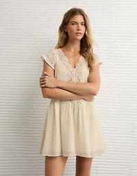 Minirobe à encolure en V et manches courtes AE