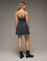 Minirobe boutonnée à encolure en cœur AE