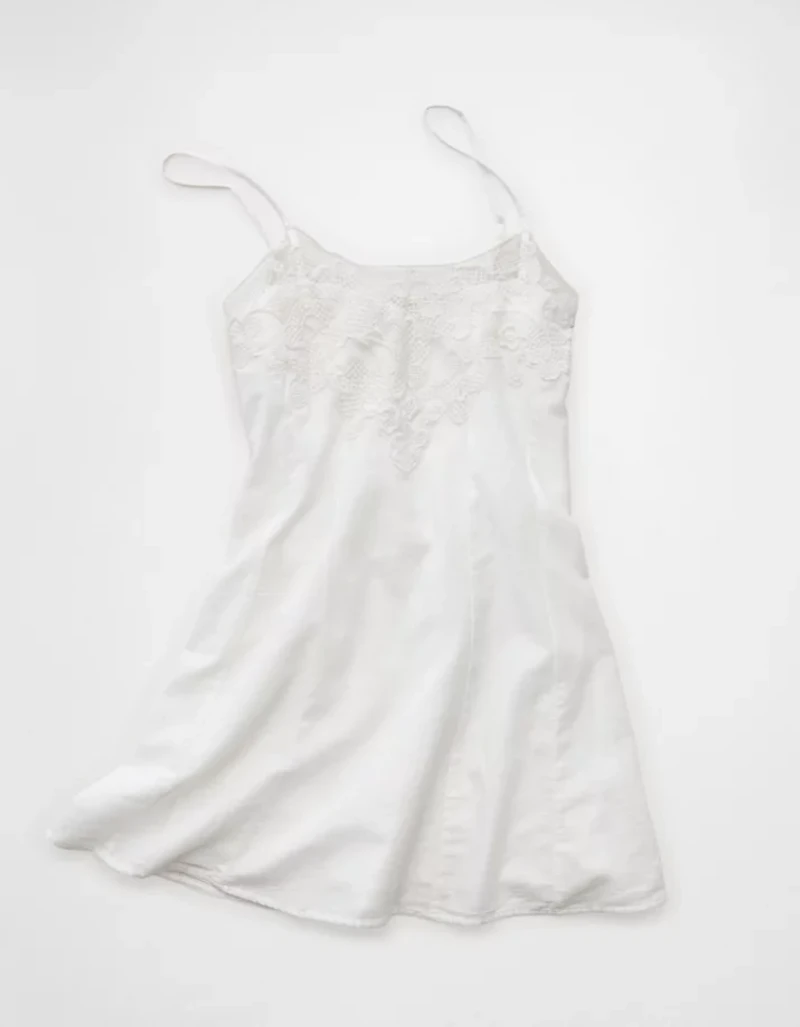 Minirobe avec bordures en dentelle AE