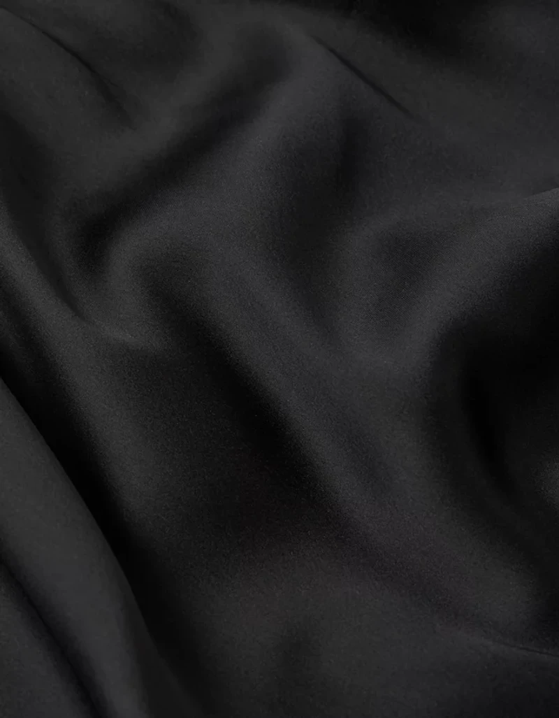 Robe mi-longue avec boucle Bella en satin AE