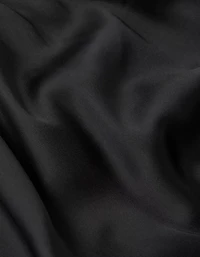 Robe mi-longue avec boucle Bella en satin AE