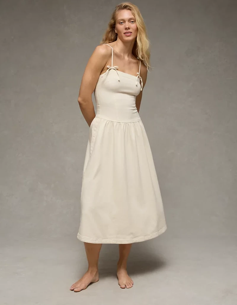 Robe mi-longue à bretelles et boucle en denim AE