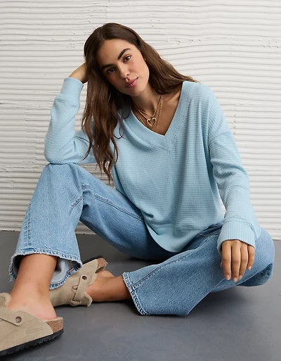 Haut pelucheux à encolure en V et manches longues AE