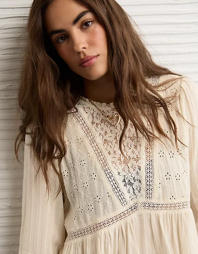 Blouse avec dentelle à encolure haute AE