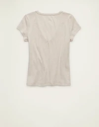 Petit t-shirt à encolure en V Hé AE