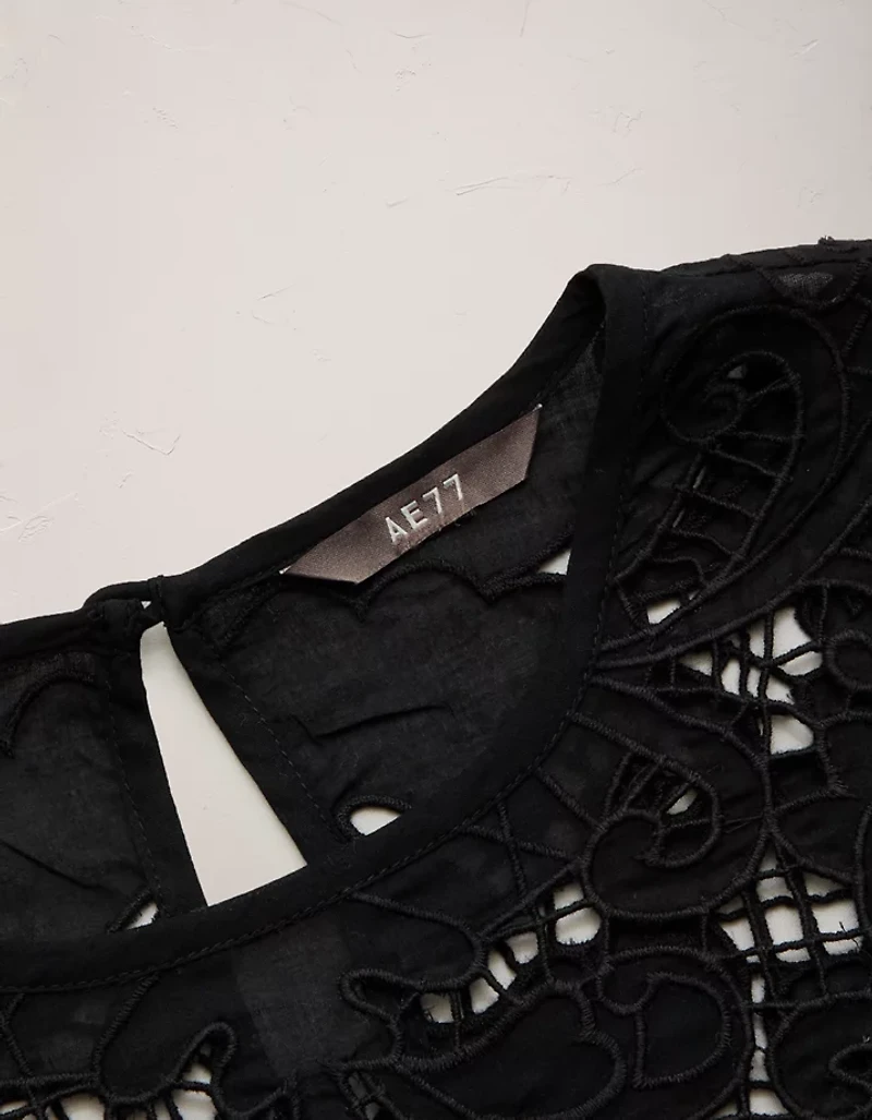 Haut court en dentelle et à manches longues AE77