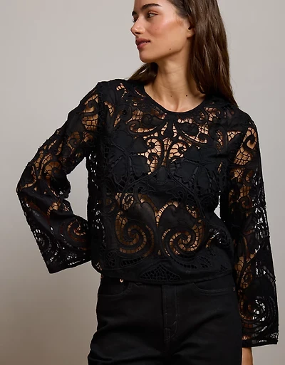 Haut court en dentelle et à manches longues AE77