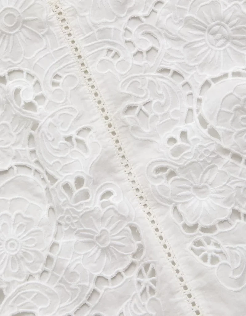 Blouse à manches courtes en dentelle avec œillets AE77