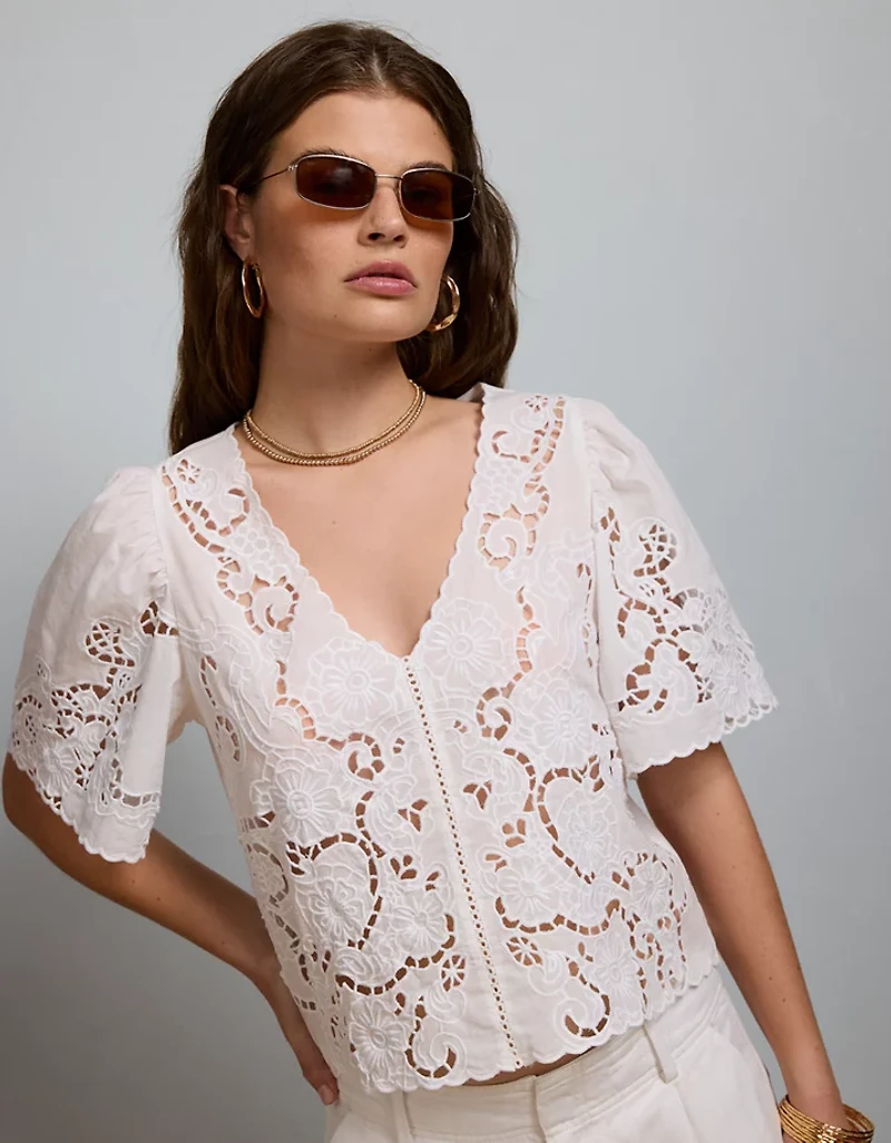 Blouse à manches courtes en dentelle avec œillets AE77