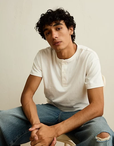 T-shirt rétro de coupe décontractée avec col henley AE