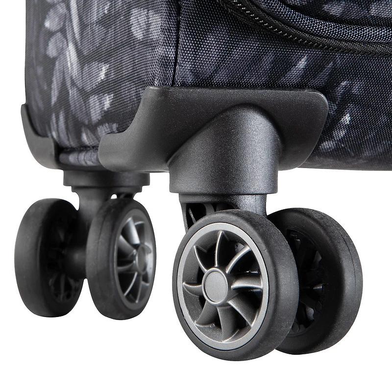 Skyway Everett 28 Inch Softside Lightweight Checked Spinner Luggage