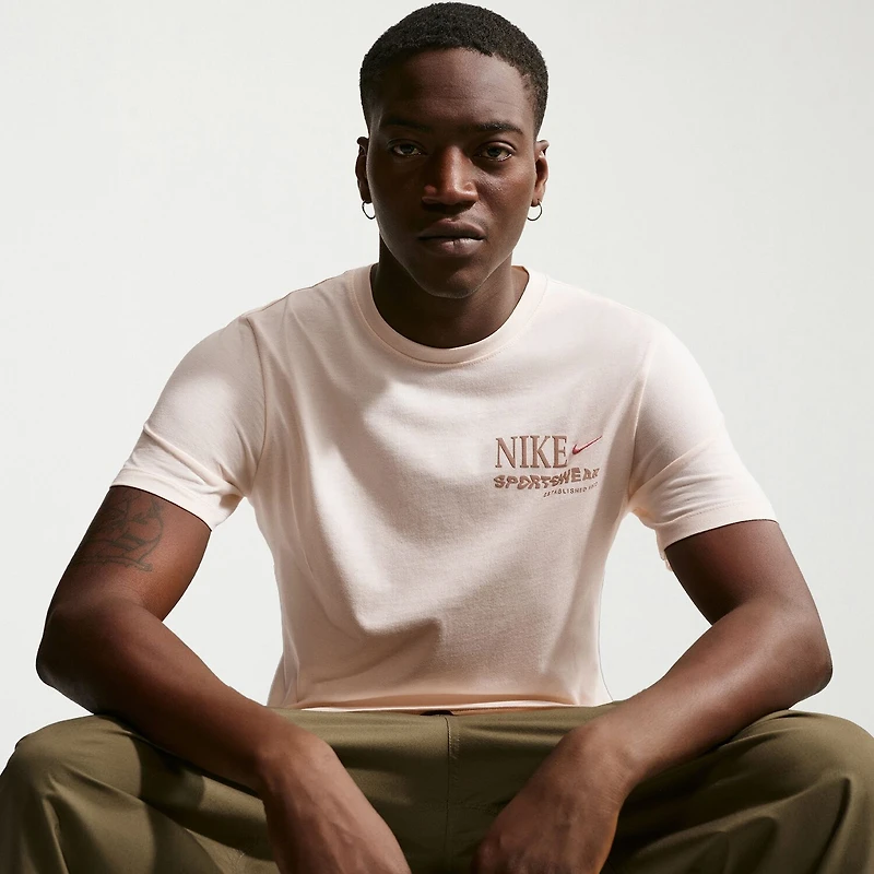 Nike Mens Crew Neck Short Sleeve Classic Fit Graphic T-Shirt