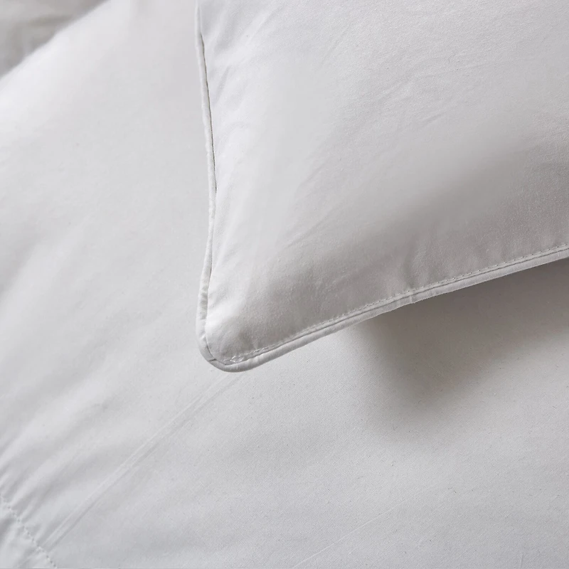 Serta 233 Thread Count Light Warmth White Goose Feather And Down Fiber Comforter