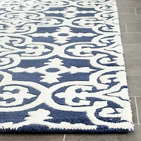 Safavieh Ewart Geometric Hand Tufted Wool Rug