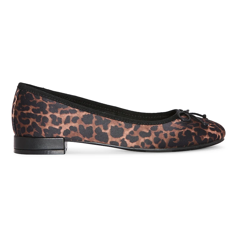 Liz Claiborne Cecil Womens Round Closed Toe Ballet Flats