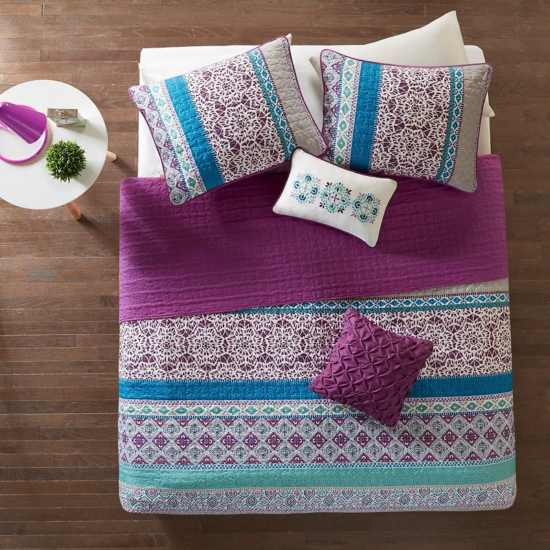 Intelligent Design Adley Reversible Quilt Set With Throw Pillows