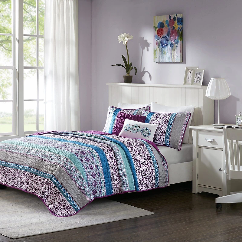 Intelligent Design Adley Reversible Quilt Set With Throw Pillows