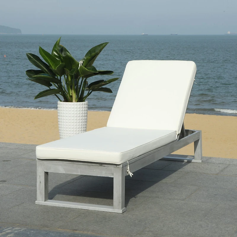 Safavieh Solano Collection Lounge Chair
