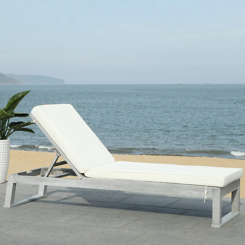 Safavieh Solano Collection Lounge Chair