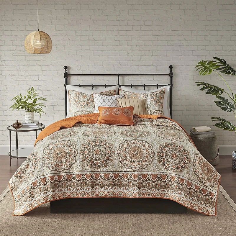 Madison Park Moraga 6-Pc Reversible Quilt Set With Throw Pillows