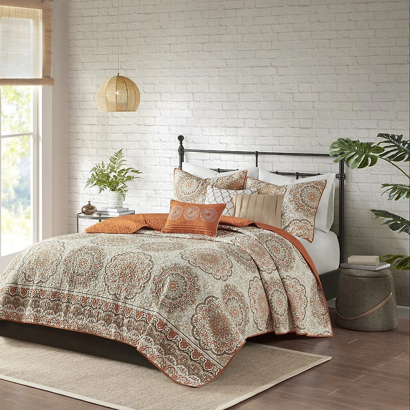 Madison Park Moraga 6-Pc Reversible Quilt Set With Throw Pillows