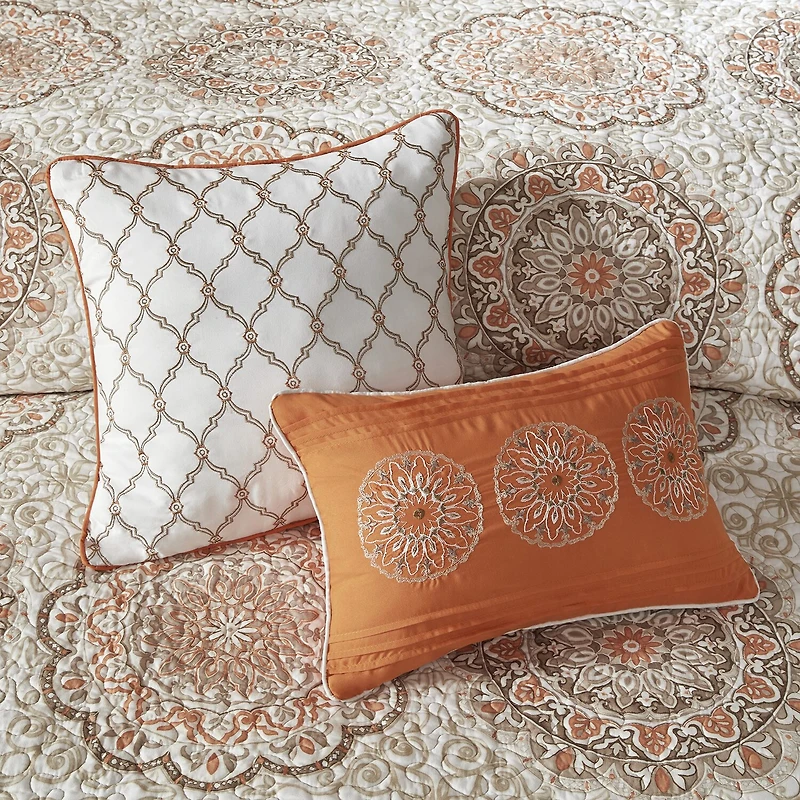 Madison Park Moraga 6-Pc Reversible Quilt Set With Throw Pillows