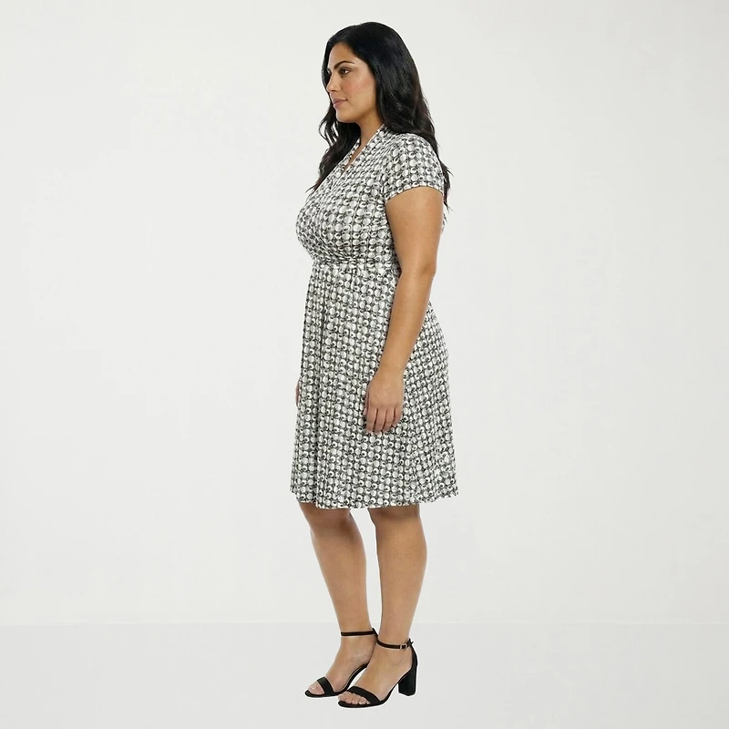 24seven Comfort Apparel Womens Plus V Neck Short Sleeve Paisley A-Line Dress