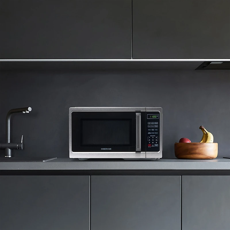 Farberware Classic FM09SS 0.9 Cu. Ft 900-Watt Microwave Oven